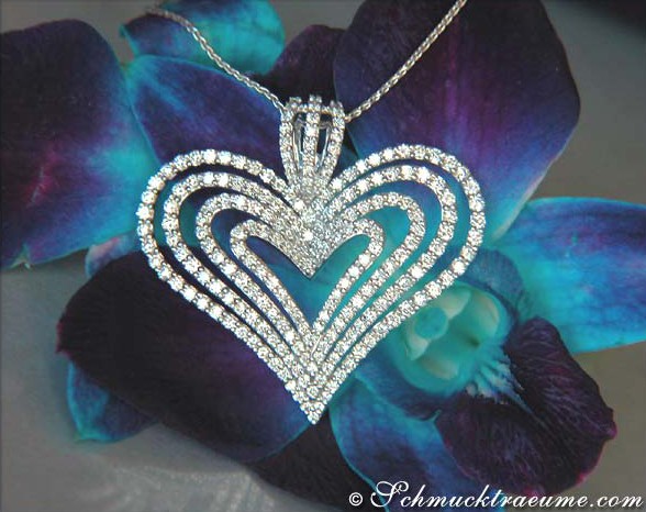 Blauer Orchideenblütenhintergrund mit exklusivem Diamant-Herz-Anhänger