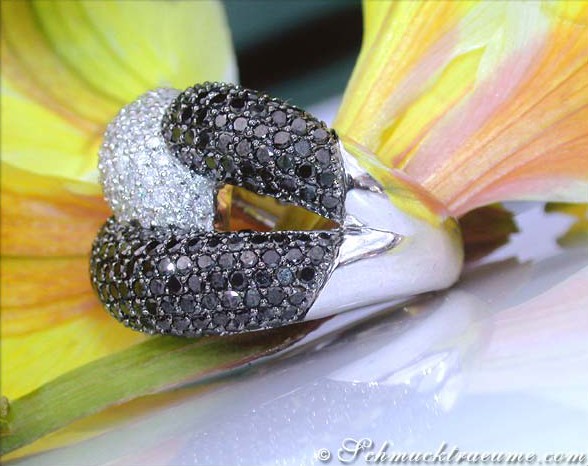 Schwarz-weiß Diamant-Schlangenring auf Blume, Detailaufnahme, Perspektive von oben