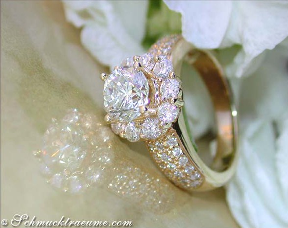 Goldener Solitär-Ring mit Diamanten auf Blütenblatt