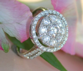 Erlesener Brillanten-Halo-Ring im Weißgold, 1.790 Karat, TW SI