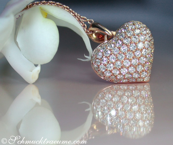 Herz-Anhänger aus Roségold mit Diamanten, umgeben von Blütenblättern