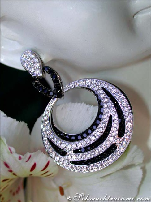 Schwarze Diamant-Ohrhänger in Weißgold, Detailaufnahme, kontrastreiches Funkeln, makellose Handarbeit