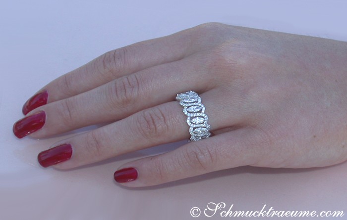 Weißgold-Memory-Ring mit Marquise-Diamanten, Detailaufnahme, rote Nagelkunst