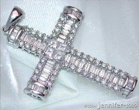 Silberner Kreuzanhänger mit Diamanten, aufwendig handgefertigt, detailreich, elegant