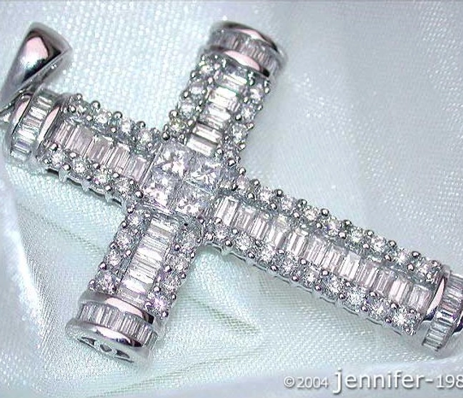 Silberner Kreuzanhänger mit Diamanten, aufwendig handgefertigt, detailreich, elegant Silberner Kreuzanhänger mit Diamanten, aufwendig handgefertigt, detailreich, elegant