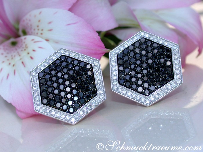 Oktagonale Ohrstecker aus Weißgold mit schwarzen und weißen Diamanten