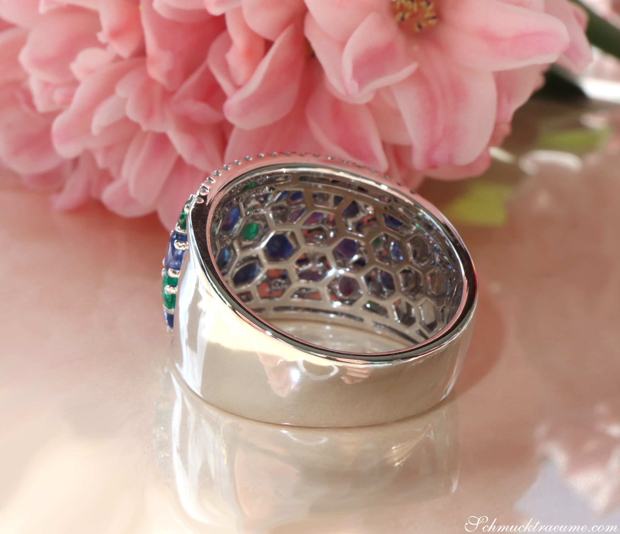 Fabelhafter Saphir Ring mit Smaragden und Brillanten - Image 13