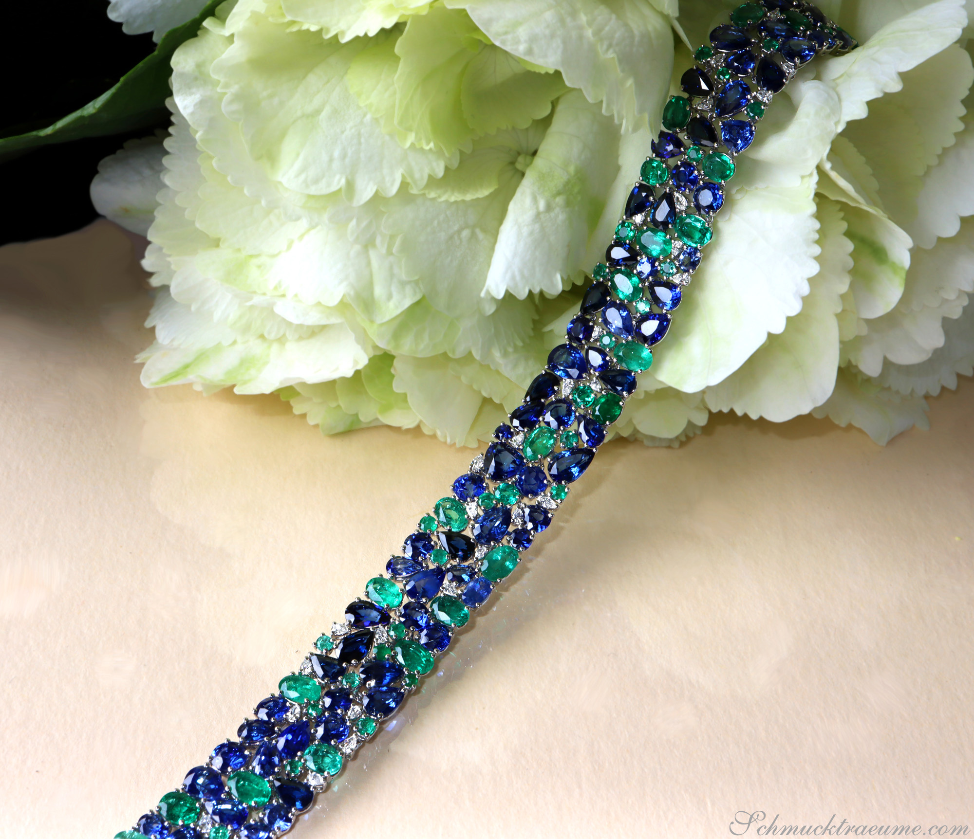 Luxuriöses Saphir-Armband mit Smaragden und Diamanten, detailreich, blau-grün, weißgold 750, auf weißem Hintergrund, Blumen