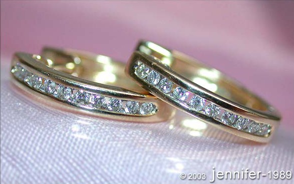 Detailaufnahme von zarten Diamant-Creolen in Gelbgold 585