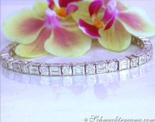 Weißgoldarmband mit Diamanten auf Orchideenblüten Hintergrund