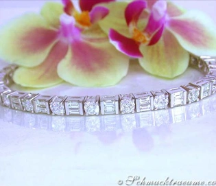 Weißgoldarmband mit Diamanten auf Orchideenblüten Hintergrund