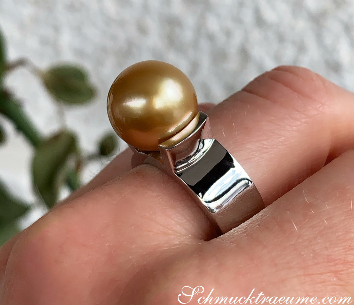 Goldener Südseeperlenring mit Weißgold 585, Detailaufnahme auf Handfinger.