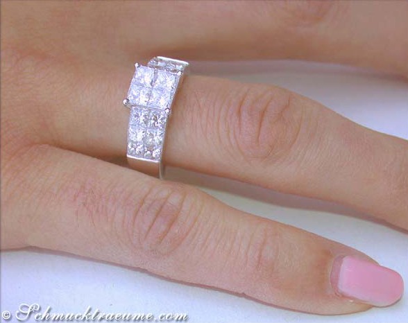 Weißgold-Princess-Diamant-Ring mit 2.440 Karat TW VS auf Handfinger, Detailaufnahme.