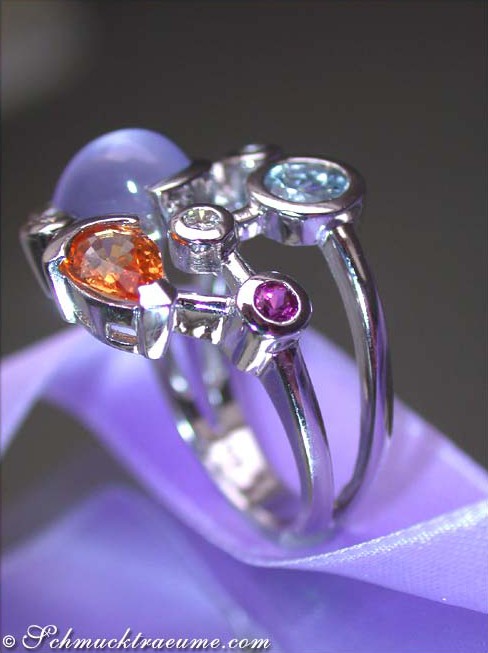 Edelstein-Ring aus Weißgold 750 mit drei Farben und Brillanten, Detailaufnahme