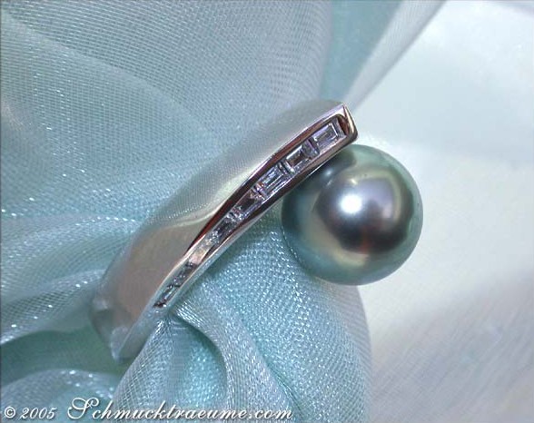 Interessanter Tahitiperle-Ring mit Diamanten, Detailaufnahme, silberner Bande, Perle, Trageszene.