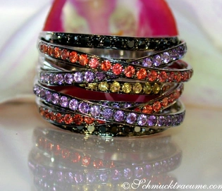 Schwarzgold-Ring mit schwarzen Diamanten, Saphiren und Amethysten, detailreich.
