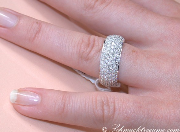 Weißgold-Ring mit 5 Reihen Brillanten, Detailaufnahme auf Handfinger.