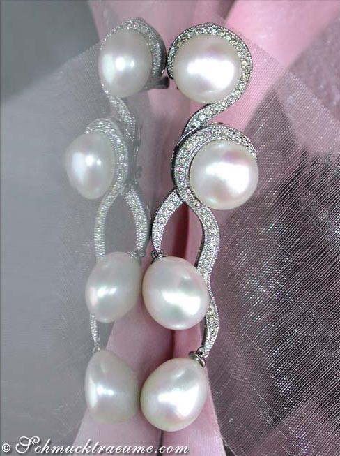 Geschwungene Süßwasserperlen Ohrringe mit Brillanten, Detailansicht.