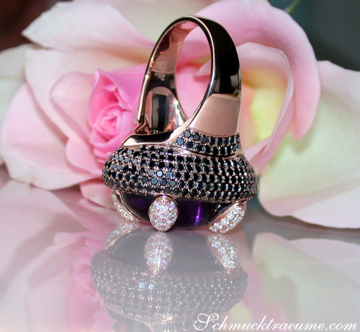 Roségold-Ring mit Amethyst und Diamanten auf Rosenblüte