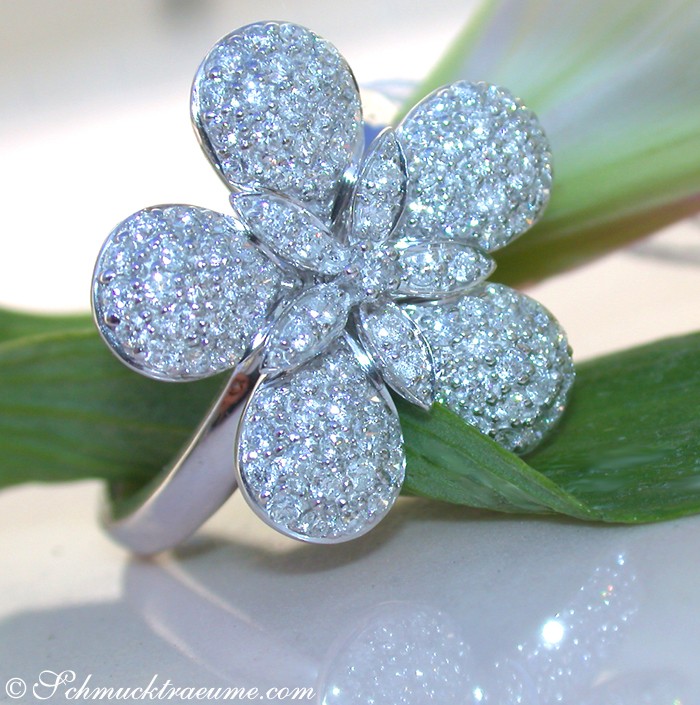 Blumenförmiger Brillantenring aus Weißgold 585, Detailansicht mit funkelnden Diamanten.