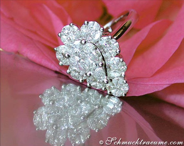 Diamant-Tropfen-Ring im Illusion-Design auf rosa Blüte, detailreich, elegant.