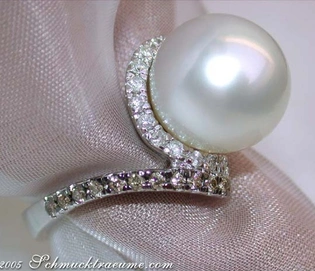 Weißgoldring mit Perle und Brillanten auf Satin.