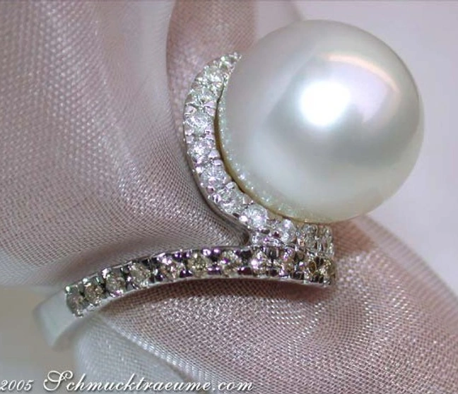 Weißgoldring mit Perle und Brillanten auf Satin. Weißgoldring mit Perle und Brillanten auf Satin.