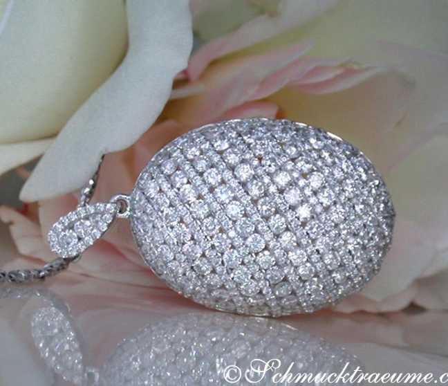 Klassischer Brillanten-Anhänger in Weißgold 750, detailreich, auf Blütenblättern präsentiert Klassischer Brillanten-Anhänger in Weißgold 750, detailreich, auf Blütenblättern präsentiert