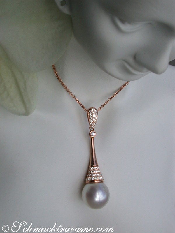 Klassischer Perlenanhänger in Roségold mit Brillanten, detailreiches Design