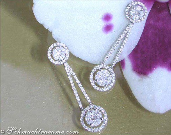 Illusion-Design-Diamant-Ohrringe auf weißem Hintergrund