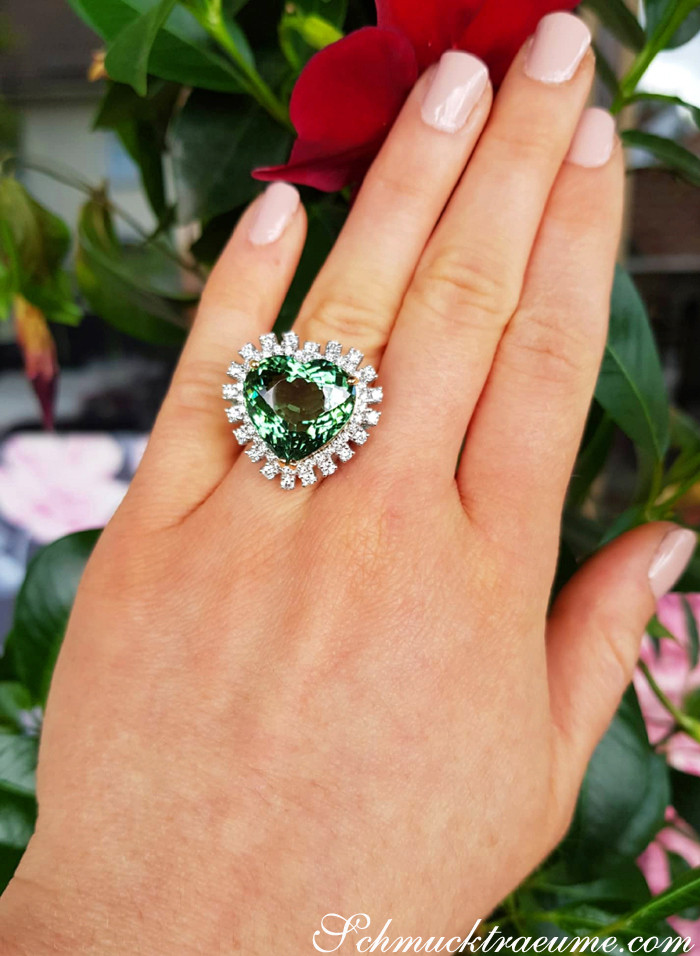 Weißgold Herzring mit grünem Turmalin und Diamanten, Detailaufnahme