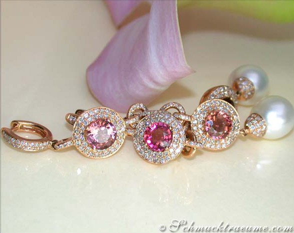 Südseeperlen-Ohrgehänge mit Turmalinen und Brillanten auf Roségoldbasis