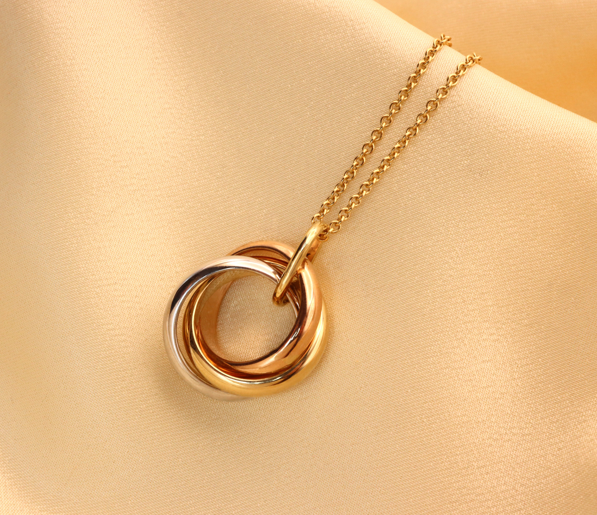 Gold Anhänger "Tricolor" mit doppelter Ringform auf Kette