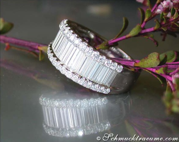 Detailansicht des Baguette-Diamant-Rings in Weißgold 750, reflektierend auf glänzender Oberfläche