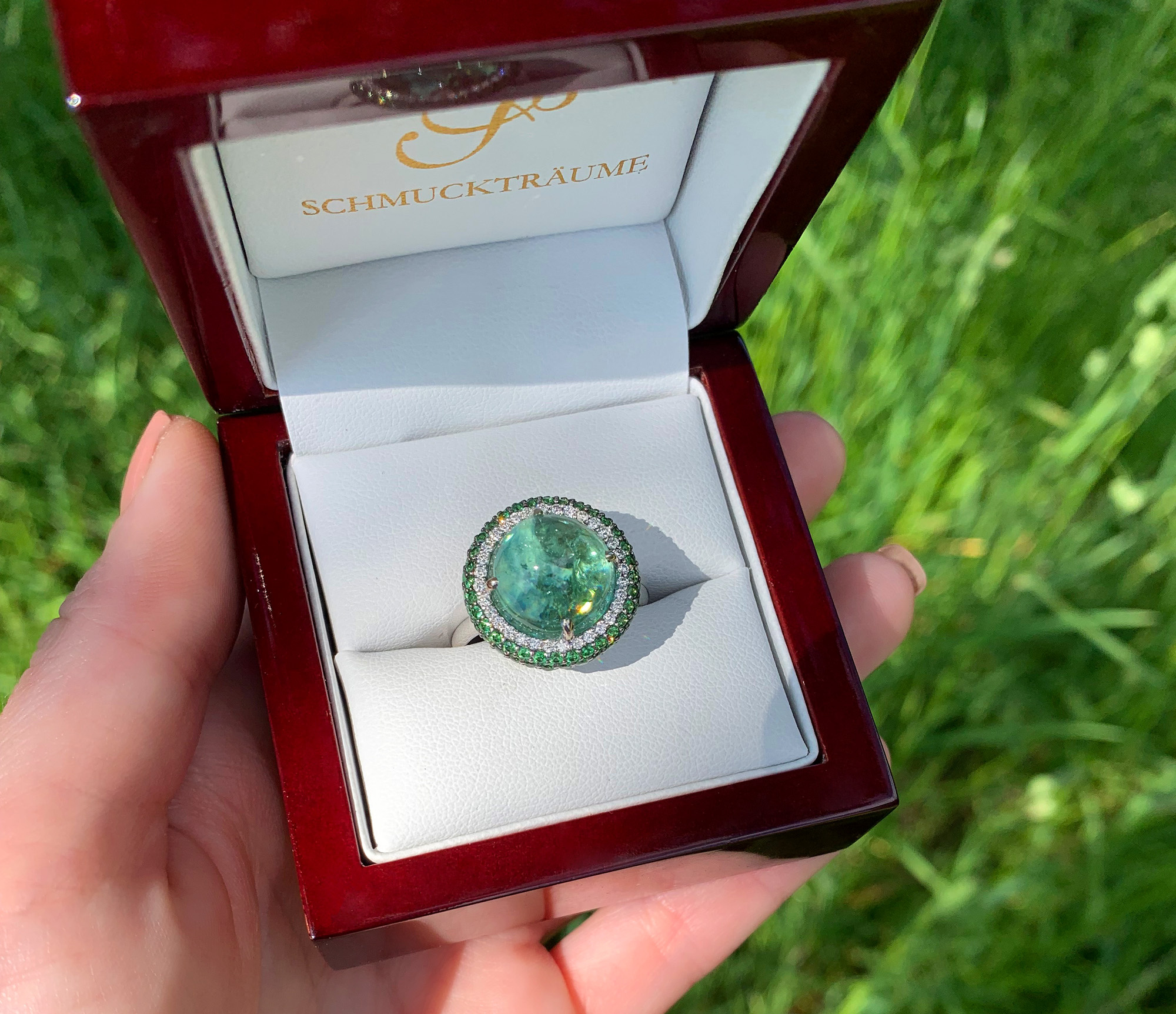 Turmalin-Ring mit Tsavorite und Brillanten im Weißgold-Ringgehäuse