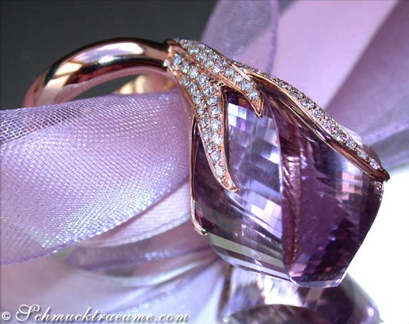 Roségold-Ring mit Amethyst und Brillanten, detailreich, seitlich