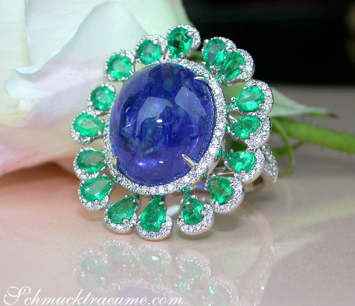 Weißgold-Tansanit-Ring mit Smaragden und Brillanten, Detailaufnahme, Blütenhintergrund.