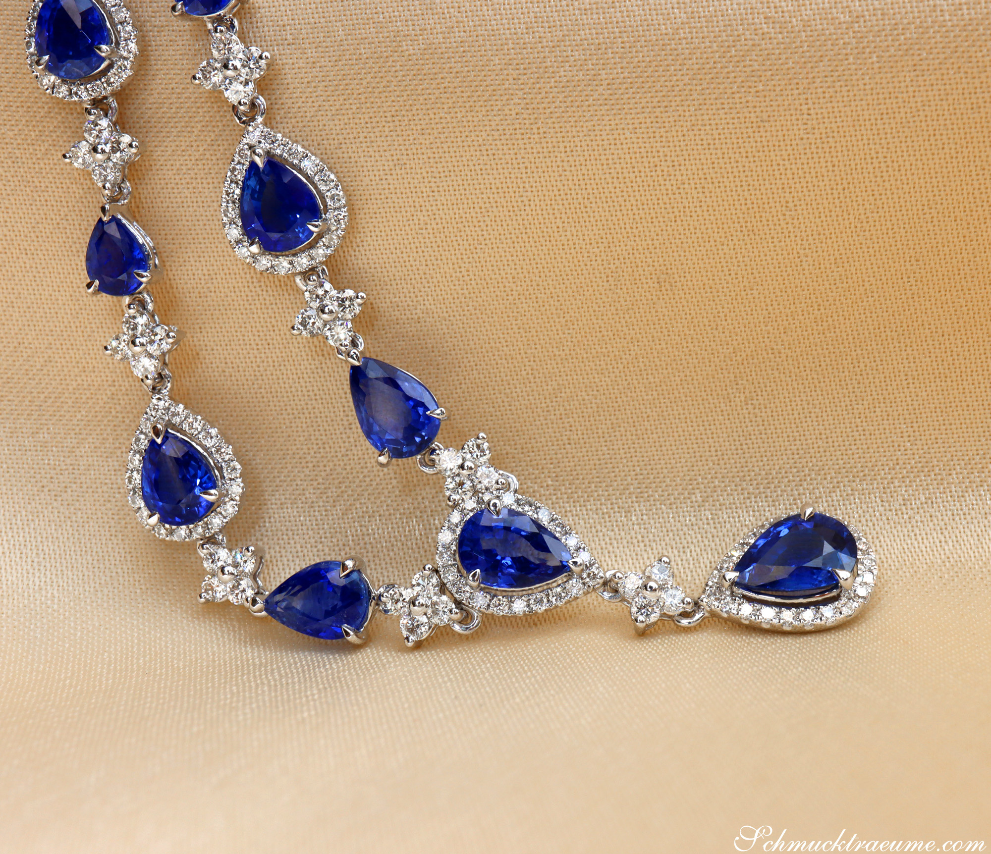 Weißgold-Collier mit Saphir-Tropfen und Diamant-Verzierungen