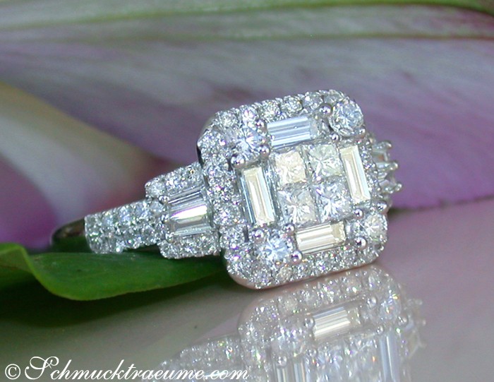 Prinzess- und Baguette-Diamant-Ring mit Trapez-Schliff, detailreich, auf Blüte präsentiert