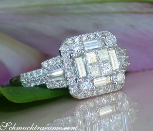 Prinzess- und Baguette-Diamant-Ring mit Trapez-Schliff, detailreich, auf Blüte präsentiert