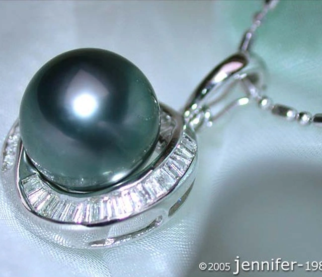 Weißgold-Tahitiperlen-Anhänger mit Trapez-Diamanten, Detailaufnahme, elegant und hochwertig. Weißgold-Tahitiperlen-Anhänger mit Trapez-Diamanten, Detailaufnahme, elegant und hochwertig.