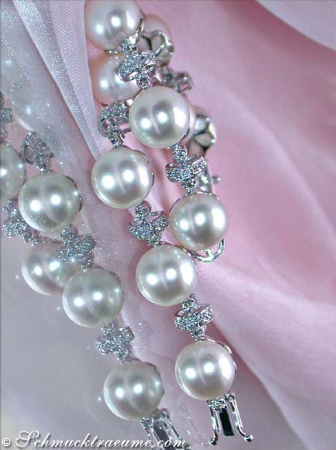 Weißgold-Armband mit Süßwasserperlen und Diamanten, Detailaufnahme.