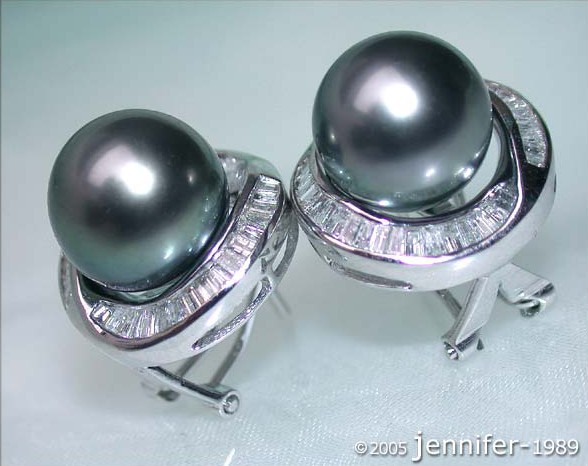 Weißgold-Ohrstecker mit Tahitiperlen und Diamanten, Detailaufnahme von hinten.