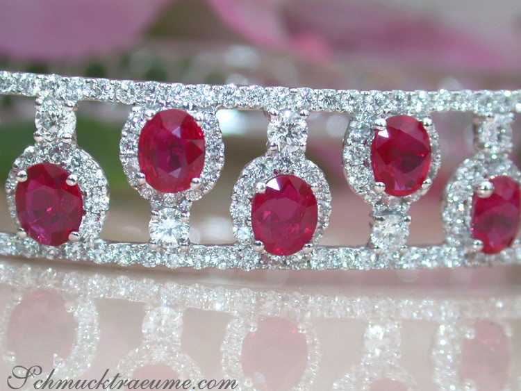 Rubin-Armreif mit Brillanten in Weißgold, detailreiches Design, elegant getragen