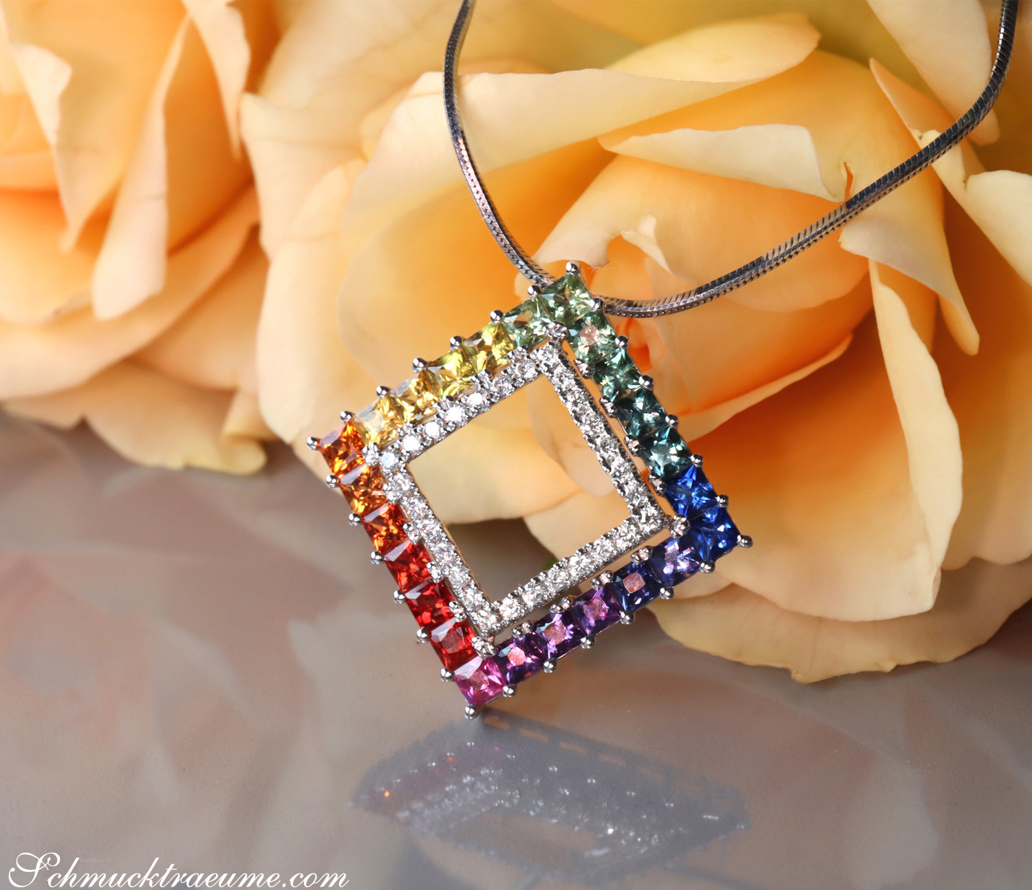 Regenbogen-Saphir-Anhänger mit Brillanten auf Rosenblüte