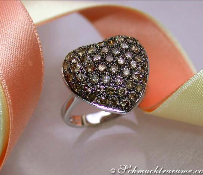 Herzring mit braunen Brillanten auf silberner Trageplatte, detailreich verziert. Herzring mit braunen Brillanten auf silberner Trageplatte, detailreich verziert.