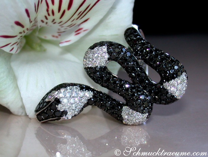 Schlangenring mit schwarz-schimmernden Diamanten in Weißgold 585