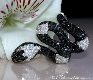 Schlangenring mit schwarz-schimmernden Diamanten in Weißgold 585