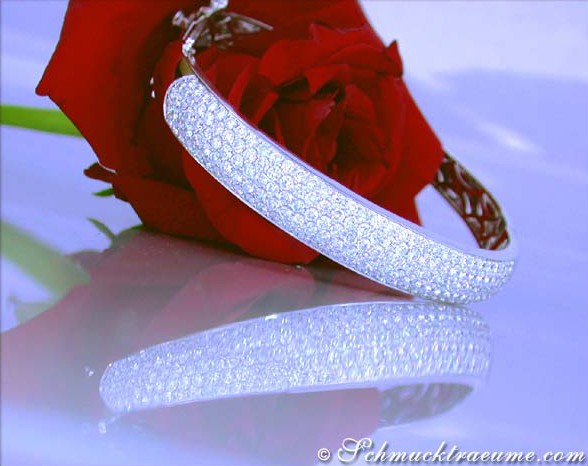 Weißgold-Armreif mit Diamanten, Detailansicht, rote Rose im Hintergrund