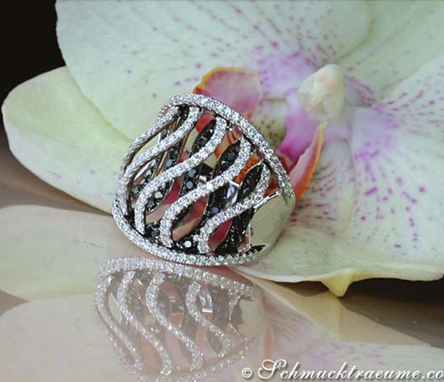 Schwarz-Weiß-Diamant-Ring im Wellen-Design auf Orchideenblüte Schwarz-Weiß-Diamant-Ring im Wellen-Design auf Orchideenblüte